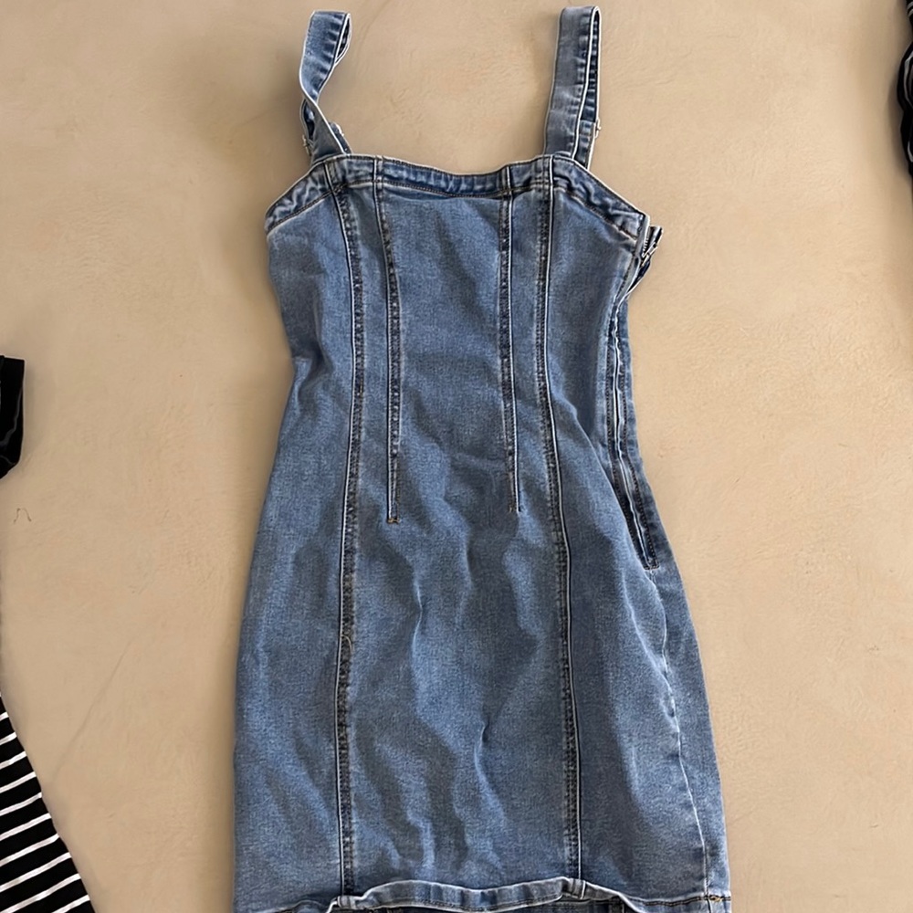 It is from forever 21 and is blue. It’s a size small.